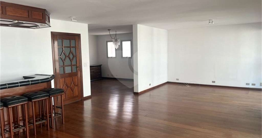Apartamento com sala ampla, 3 dormitórios, 1 suíte, 3 vagas fixas no Jardim Paulista