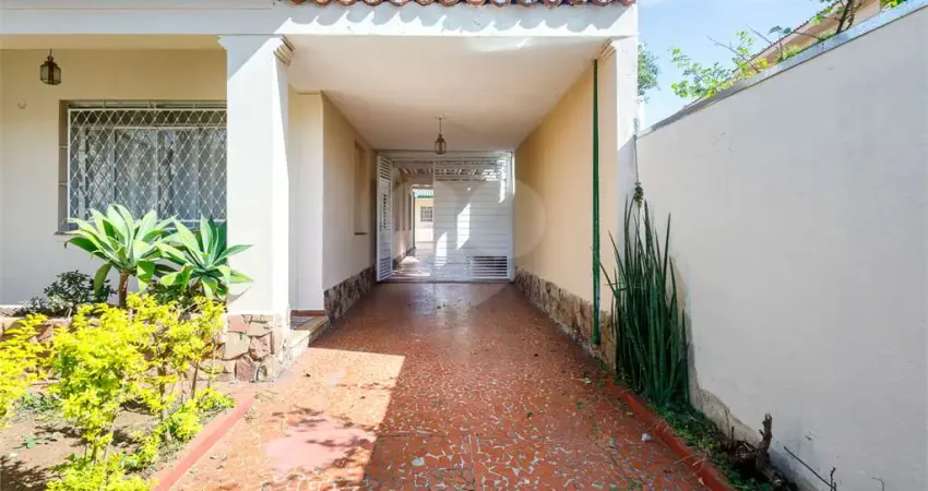 Encante-se com essa Casa ainda no estilo interiorano, com terraço na frente e jardim com flores na Vila Madalena!