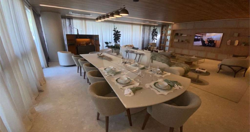 Apartamento a venda em Moema, perto do Ibirapuera, com 290 m2, varanda, 4 suítes e 4 vagas