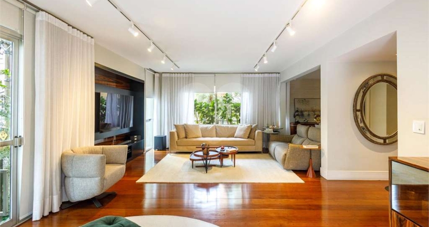 Apartamento com 210m² 3 dormitórios (2 suítes) e 2 vagas em Moema