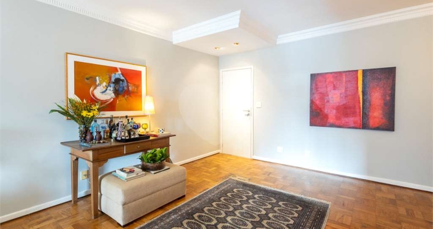 Apartamento com 189m2 uteis, com varanda na parte plana do Jardim América