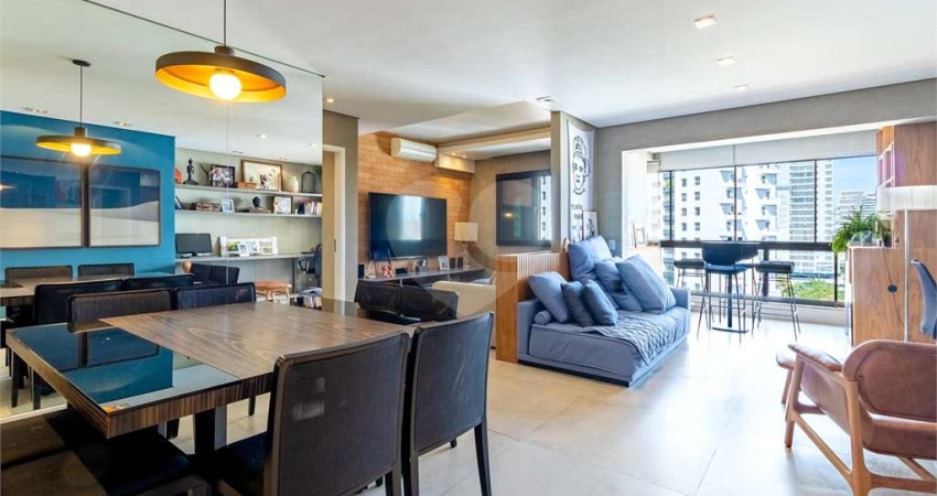 Apartamento reformado na Vila Nova Conceição, com 3 dormitórios e 2 vagas.