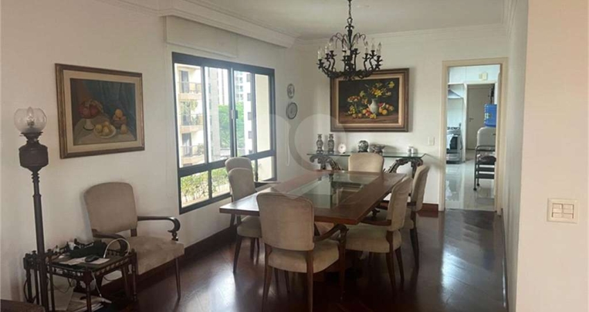 Apartamento de 220m² no Itaim Bibi com 3 suítes, living para 3 ambientes com varanda, 3 vagas na garagem