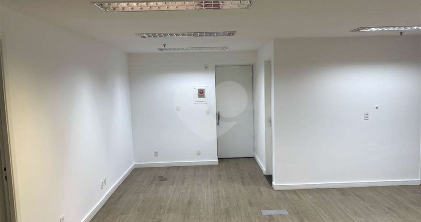 Sala comercial com 124m², 5 banheiros, 1 copa e 3 vagas no melhor de Moema