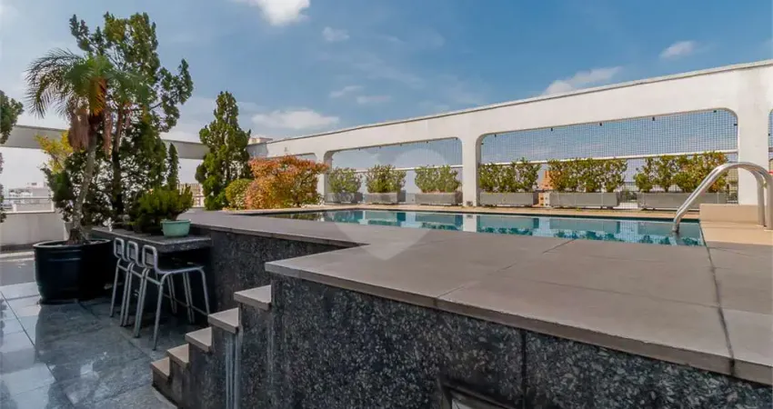 Cobertura reformada, com 630m² de área útil, 3 suítes e 6 vagas de garagem