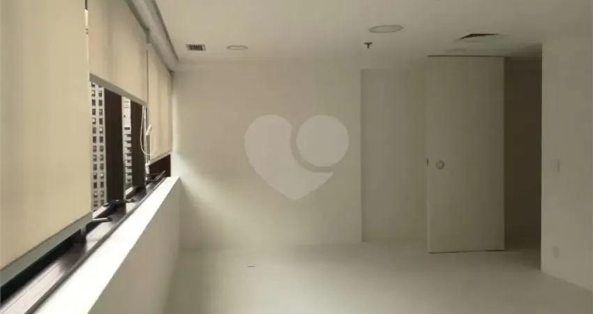 Sala comercial para locação com 140m², 3 vagas de garagem, no Itaim Bibi.