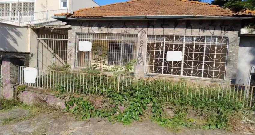 Casa térrea com terreno amplo. Localização privilegiada no Jardim da Saúde.