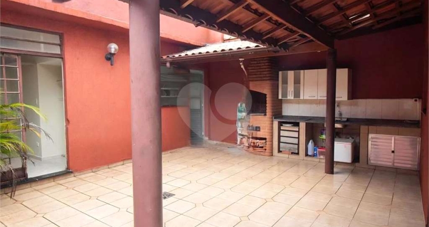Casa de 147m², 3 dormitórios, 2 banheiros, quintal, 2 vagas no Brooklin