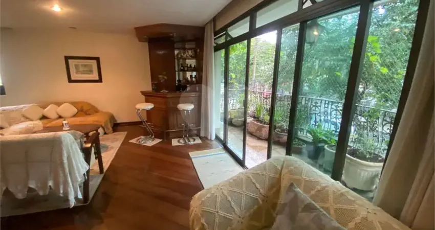 Apartamento com 203 m2, varanda, 4 quartos (2 suítes) e 3 vagas a venda no Campo Belo