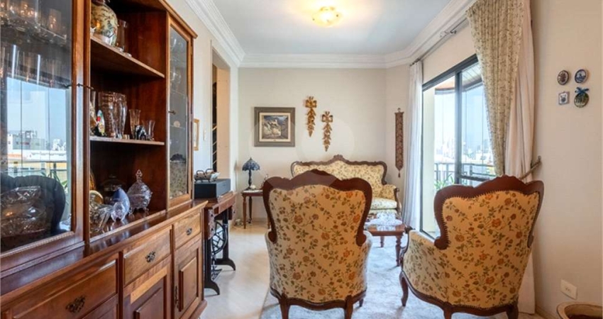 Cobertura para venda de 187m² com piscina, jardim, home theater, 3 dormitórios, 1 suíte, terraço e 3 vagas em uma das ruas mais cobiçadas de Moema