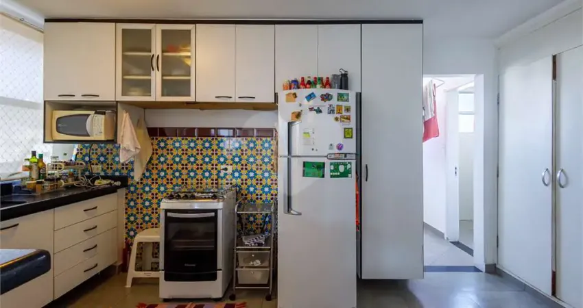 Higienópolis, reformado, 3 quartos (1 suíte), 1 vaga, aceita pets, próximo ao shopping e ao metrô.