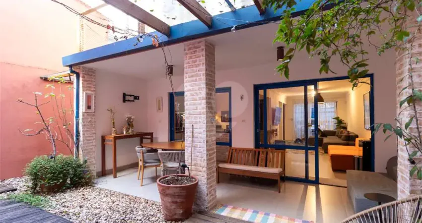 Casa charmosa e aconchegante, reformada com 3 dormitórios, sendo 2 suítes no brooklin.