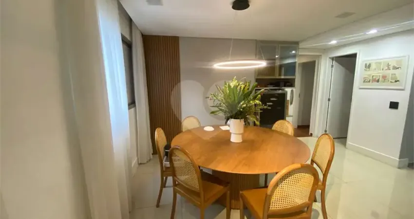 Apartamento com 151 m2, 3 suítes, varanda integrada ao living e 5 vagas, a venda na melhor parte do campo belo