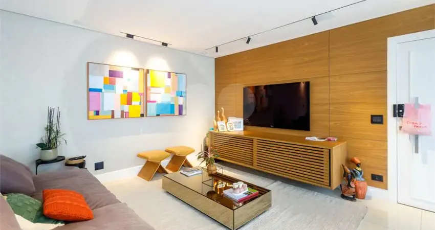 Apartamento com 151 m2, 3 suítes, varanda integrada ao living e 5 vagas, a venda em rua tranquila do campo belo