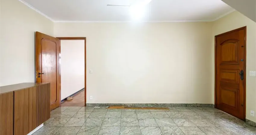 Sobrado com 03 dormitorios - 06 vagas cobertas - proximo metro santos imigrantes.