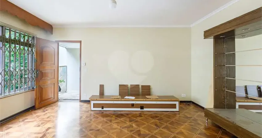 Sobrado com 03 dormitorios - 06 vagas cobertas - proximo metro santos imigrantes.