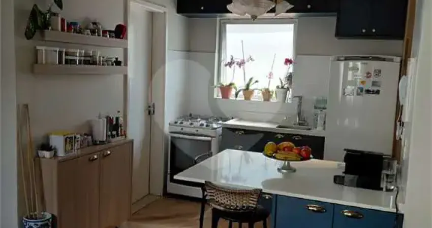 Moema- apartamento reformado, 70m² com 2 dormitórios, 1 vaga demarcada