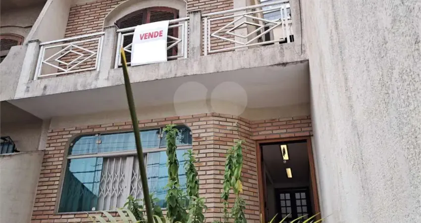 Sobrado com 03 suítes, cozinha planejada, sala ampla, 04 vagas de garagem