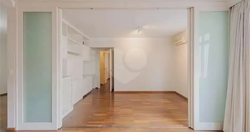 Jardins, apartamento reformado com 2 suítes e vaga de garagem.