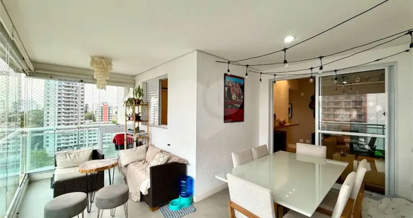 2 dormitórios, 1 suíte e mais um wc com super estrutura e junto ao metrô lilás.