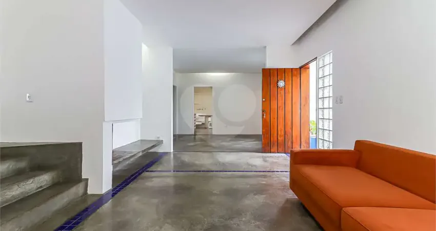 Excelente casa com 274 m² área útil e 350 m² área do terreno 03 dorms, 01 suíte, 03 vagas