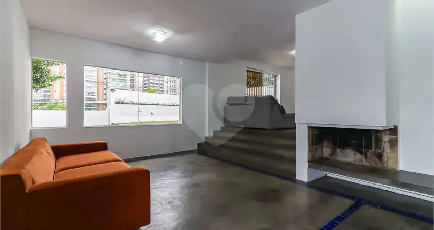 Excelente casa com 274 m² área útil e 350 m² área do terreno 03 dorms, 01 suíte, 03 vagas