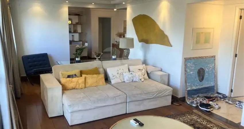 Ótimo apartamento 3 suites, 3 vagas, reformado, elevador social privativo, em moema pássaros!