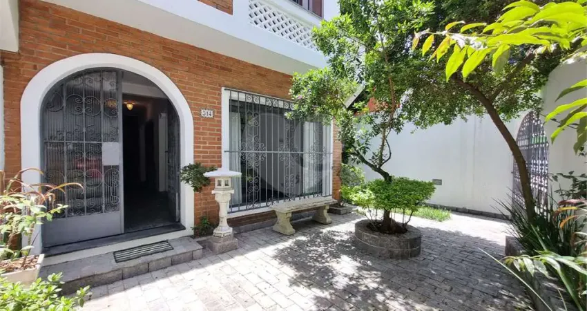 Sobrado com 03 dormitorios - 05 vagas.  ao lado do parque da aclimação.