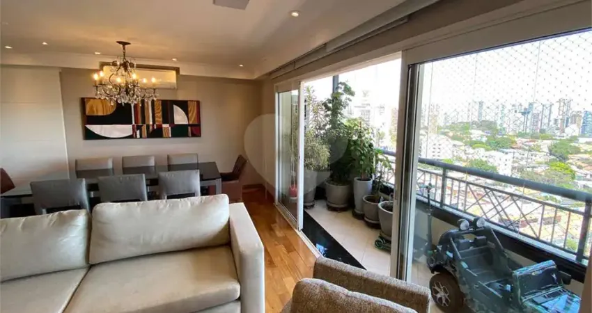 Apartamento reformado com 115 m2, 3 quartos (1 suíte) e 2 vagas a venda na vila mariana