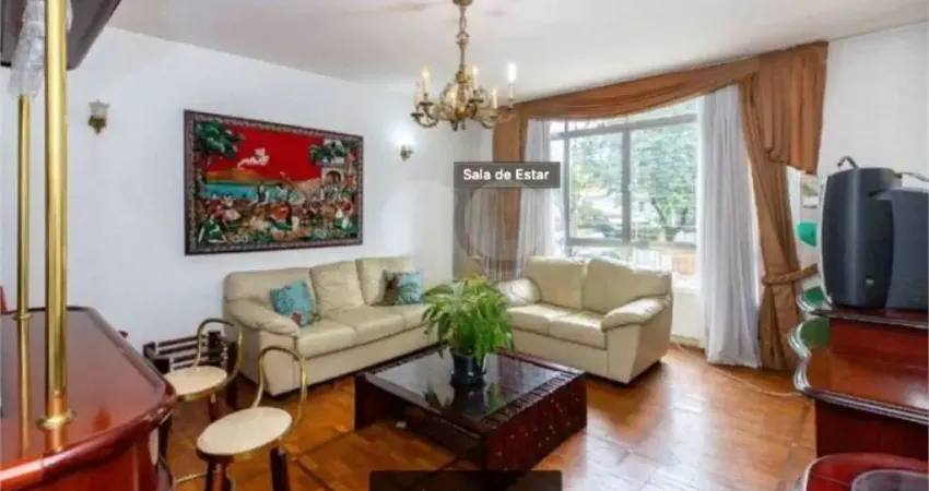 Sobrado com 270m2, 3 dormitórios, sendo 1 suíte, 2 toaletes, 5 vagas, edícula, no campo belo.