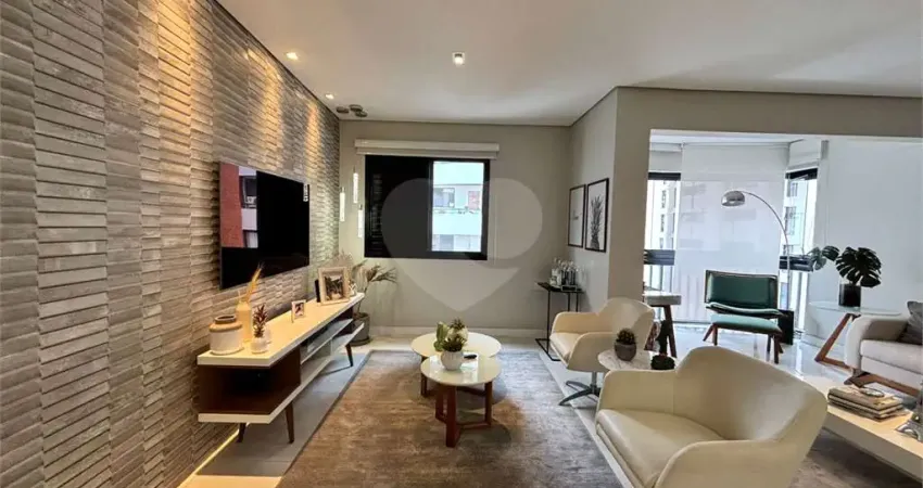 Apartamento reformado a venda, 3 dormitórios e 2 vagas de garagem em moema