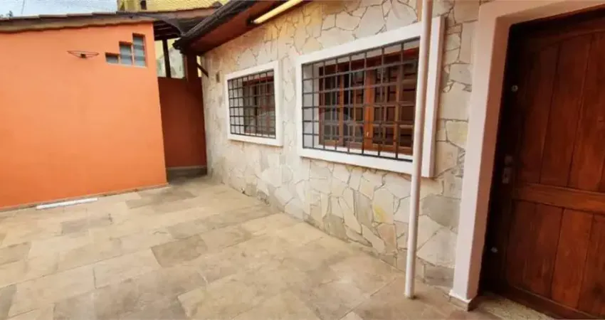 Casa na vila mariana, 3 dormitórios sendo 1 suite, 3 vagas, área com churrasqueira.