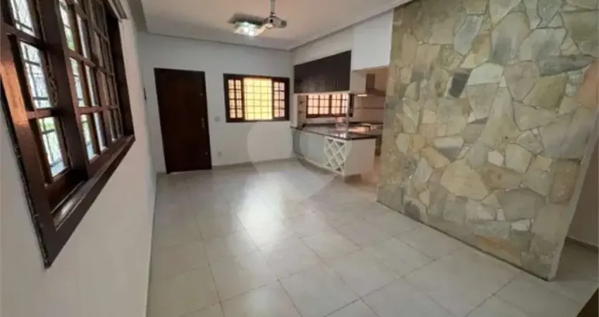 Casa na vila mariana, 3 dormitórios sendo 1 suite, 3 vagas, área com churrasqueira.