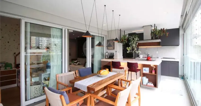 Apartamento reformado com 91 m², 2 dormitórios, 3 vagas, churrasqueira na varanda, lazer completo