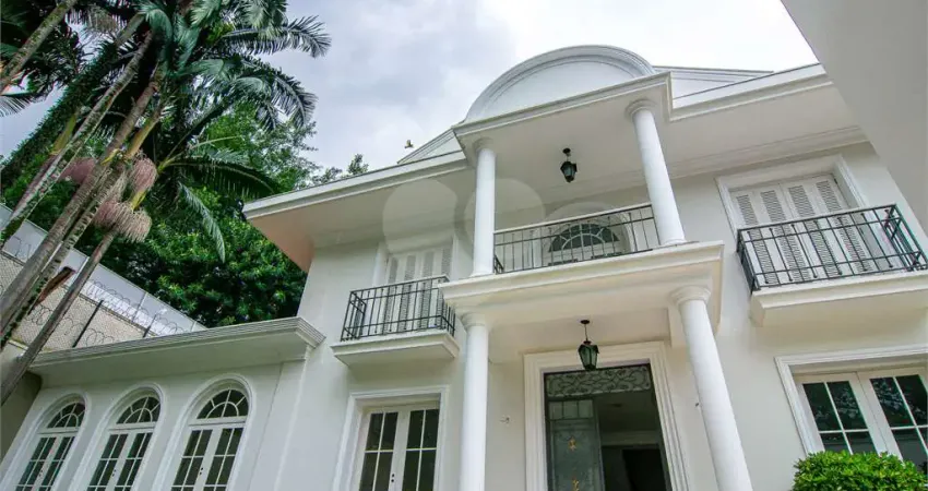 Residência no jardim américa, a 3 quadras do club paulistano, com 4 suítes e oito vagas, piscina