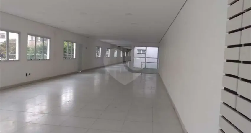 Barracão / Galpão / Depósito à venda na Rua Almeida Torres, --, Aclimação, São Paulo