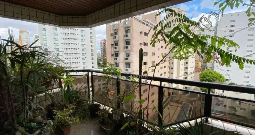 Apartamento com 4 suítes e três vagas demarcadas a três quadras da praia no Boqueirão