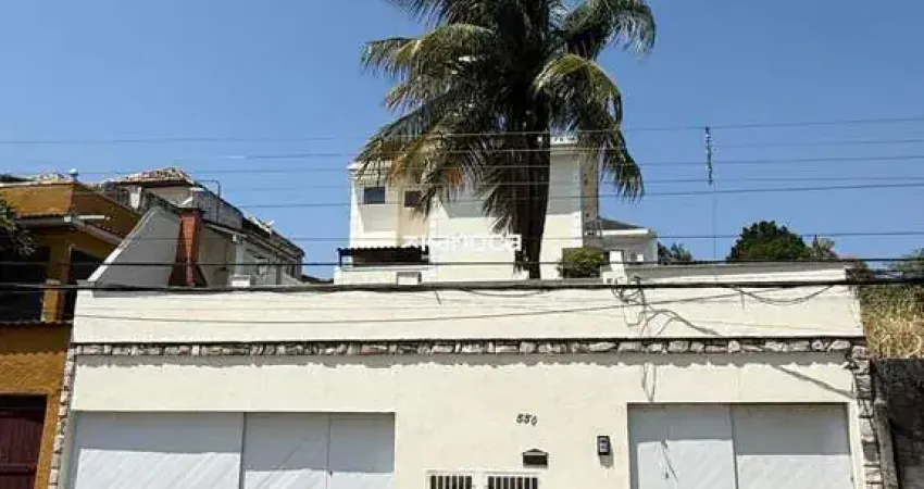 Casa geminada para alugar com 135m², 3 quartos sendo 3 suítes.
