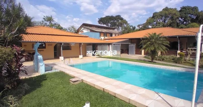 Casa Ampla e Sofisticada em Penedo – 5 Quartos (4 Suítes), Área de Lazer Completa!