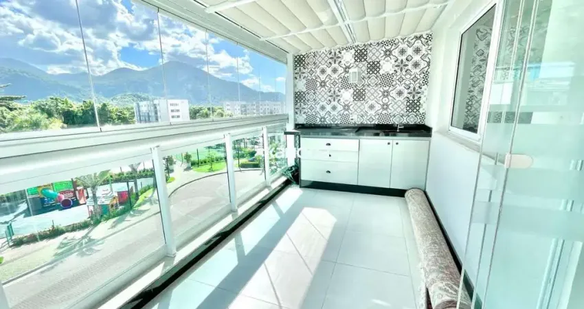 Luxuosa Cobertura Reformada no Condomínio Barra Village Prime com Varanda Gourmet Fechada em Cortina de Vidro