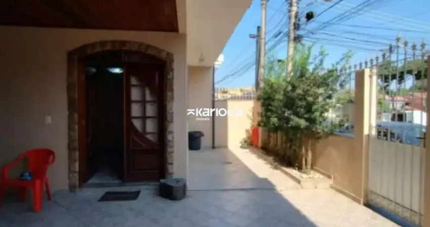 Oportunidade no jardim do outeiro: casa duplex 212m² 3 quartos (2 suítes) c/ sótão e quintal privativo