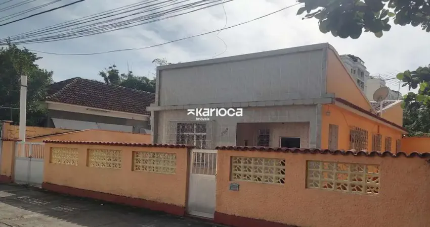 Casa de rua, linear, 3 quartos, quintal, próxima ao comércio e fácil acesso.