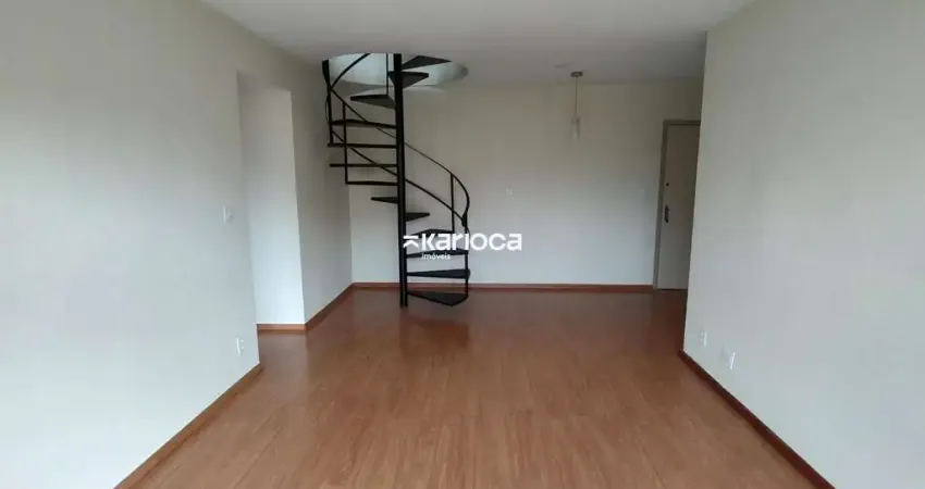 Cobertura duplex, 180 m², três quartos sendo uma suíte, duas vagas e vem localizada.