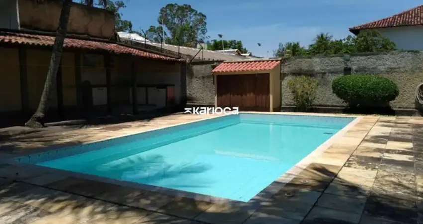 Jacarepaguá freguesia casa linear 768m² terreno 364m² de área construída 4 quartos 3 suítes amplo quintal com piscina e área gourmet.