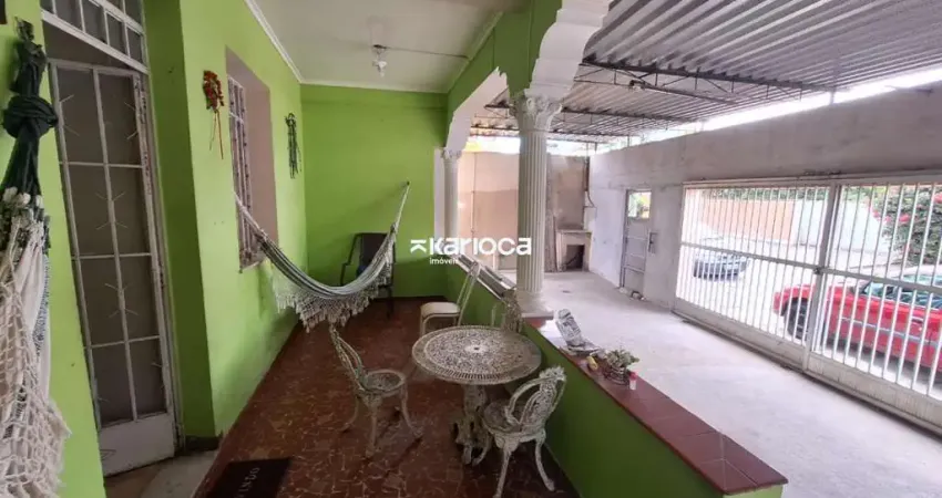 Casa duplex de rua em local residencial e rua sem saída com 6 quartos 4 banheiros quintal