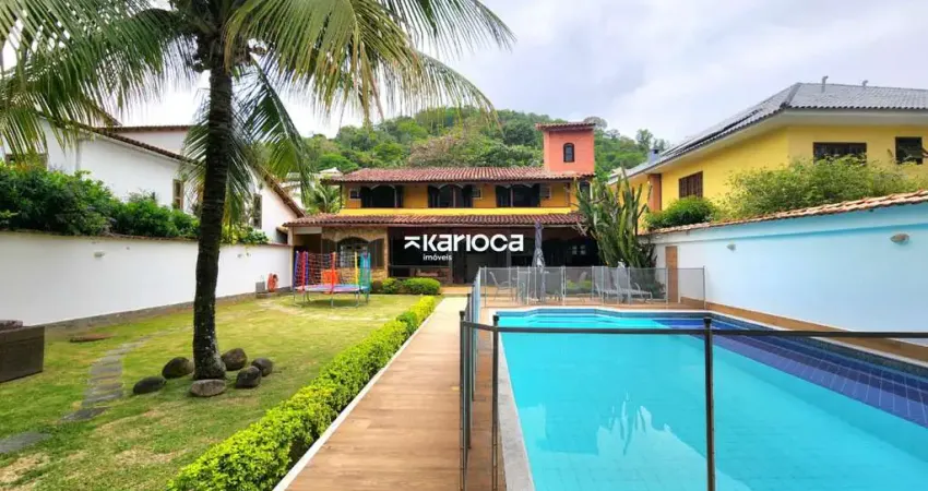 Encantadora casa duplex de 375m2 - 4 quartos, quintal amplo com piscina privada