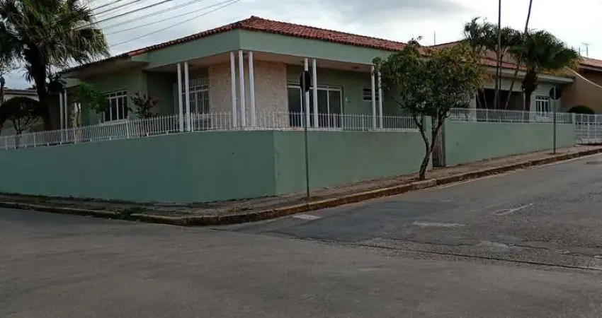 Casa à venda ou para alugar com 3 quartos, sendo 1 suíte, no centro, angatuba - sp