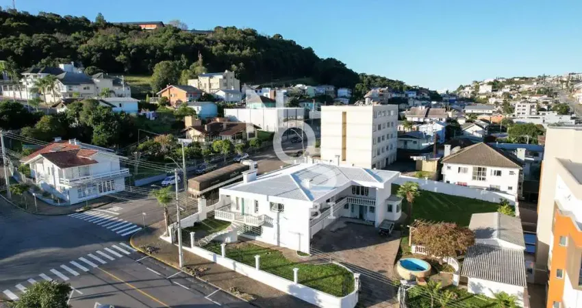 Casa em Área Central com 700m2 e 1600m2 de Terreno em Flores da Cunha