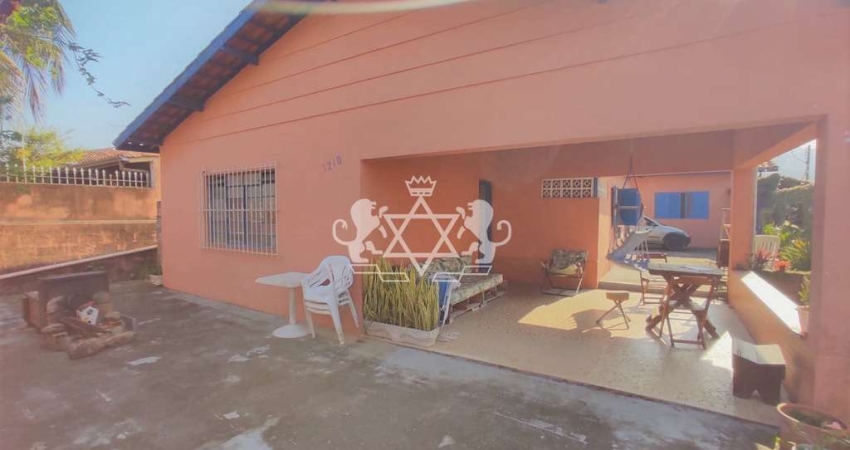 Casa à venda, 03 dorm, sendo 01 suíte + edícula com 02 dorm, 500 metros praia do Indaiá, Caraguatat