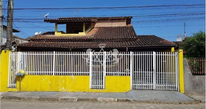 Oportunidade de Sobrado à venda, 03 dormitórios, sendo 01 suíte master, com piscina e sauna, região